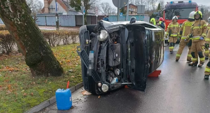 Wjechała na krawężnik i samochód przewrócił się na bok. Niebezpieczny weekend na ulicach Barcina
