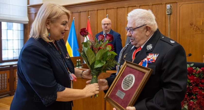 Honorowy prezes Klubu HDK PCK Strażak w Rogowie Andrzej Krygier z medalem marszałka