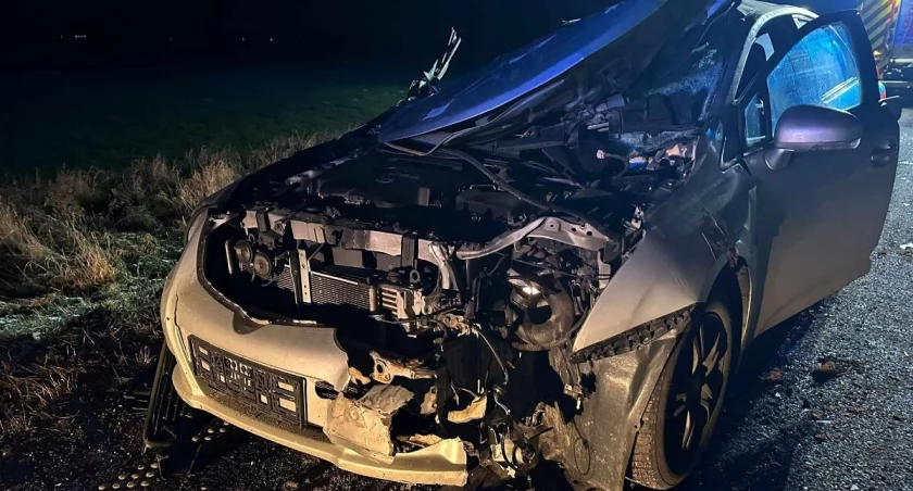 Zderzenie toyoty z ciągnikiem  między Jaroszewem a Brzyskorzystewkiem