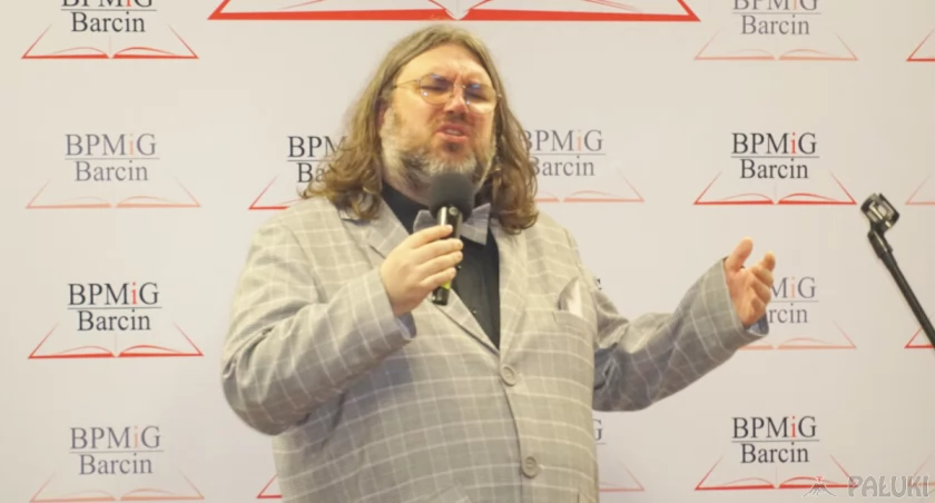 Remigiusz Kuźmiński śpiewem malował jesień. Koncert tenora z Pałuk w barcińskiej książnicy (zdjęcia)