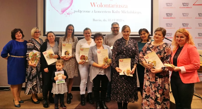 Wolontariusze dbają, by czytelnicy nie tracili kontaktu z książkami. Barcińska książnica ich nagradza (wideo + zdjęcia)