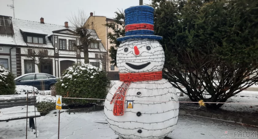W Janowcu Wlkp. bałwan, prezent i cztery iluminacje 