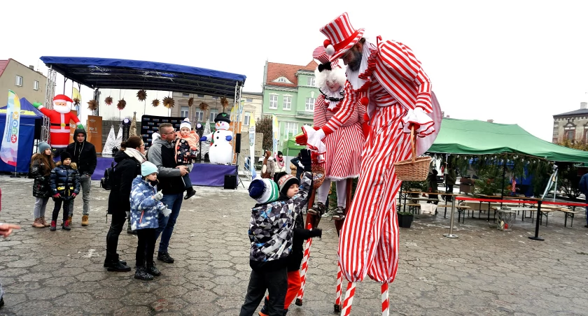 Jarmark świąteczny w Janowcu Wlkp. z cukierkowymi szczudlarzami i paradą elfów (zdjęcia)