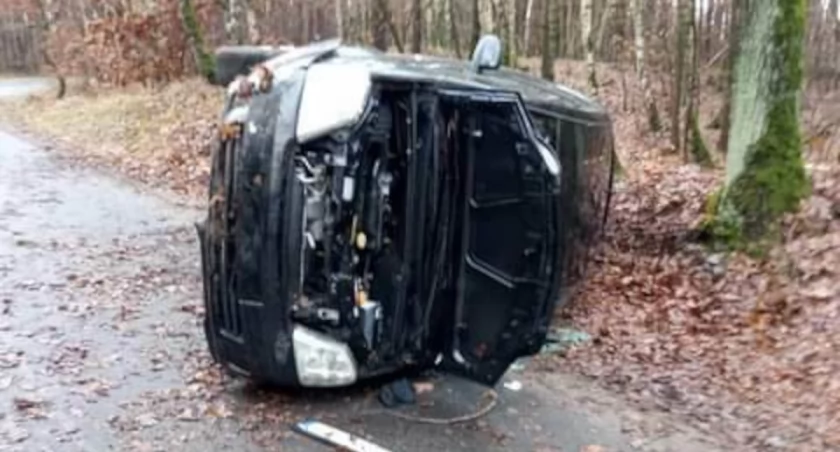 Na łuku drogi w Jeżewie wpadła w poślizg. Zabrali ją do szpitala, droga zamknięta 