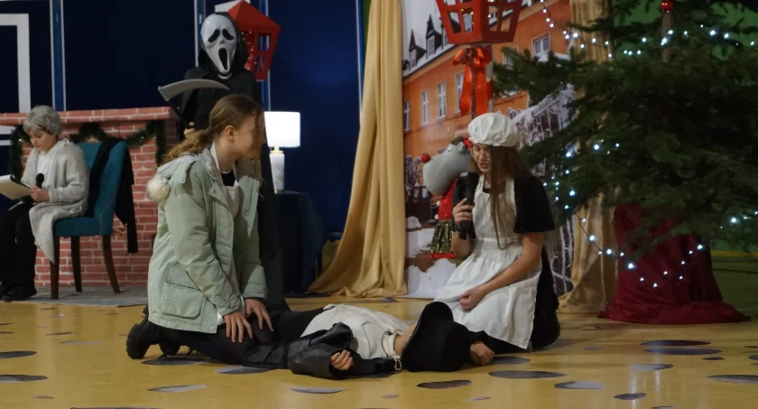 Opowieść wigilijna w wykonaniu młodych aktorów Szkolnego Koła Teatralnego z Kcyni (galeria zdjęć)