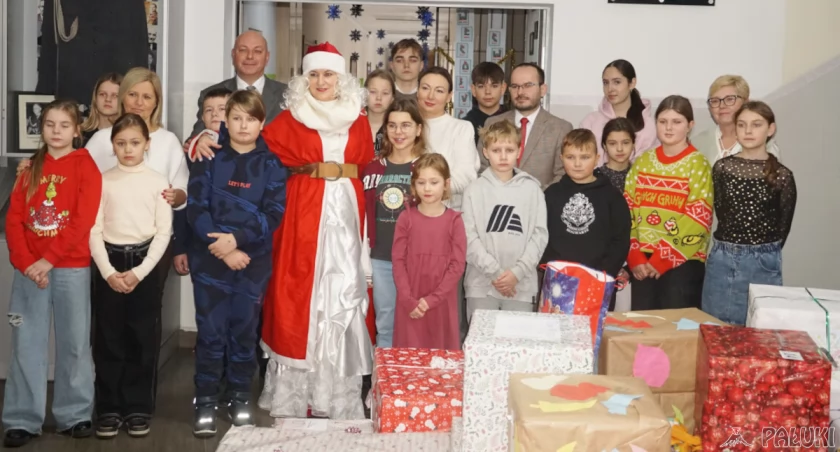 Świąteczne paczki ze żnińskiej jedynki. Każda klasa uszykowała wielki prezent dla potrzebujących (wideo + zdjęcia)