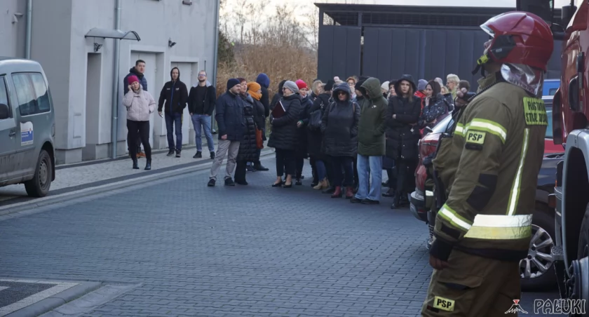 Dym i ewakuacja 50 pracowników MOPS w Żninie. Straż pożarna w akcji (wideo)