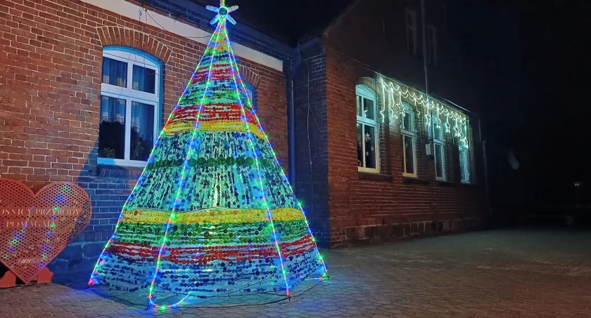 Wyjątkowa choinka z 12 tysięcy nakrętek stanęła przed szkołą w Laskownicy 