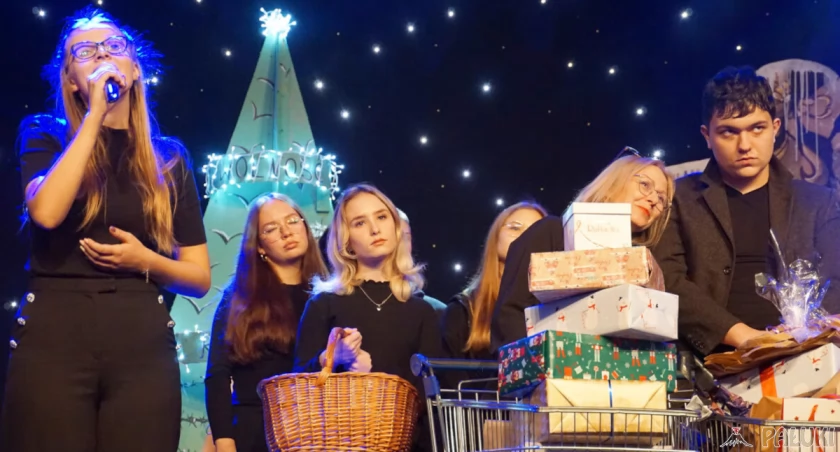 Zespół Szkół w Barcinie jedenasty raz zrobił szoł. Konkretnie Krismas Szoł (wideo + zdjęcia)