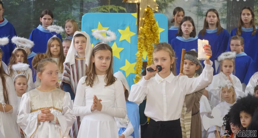 Misyjne jasełka w żnińskiej jedynce. Gwiazda prowadziła ludzi z różnych stron świata (wideo + zdjęcia)
