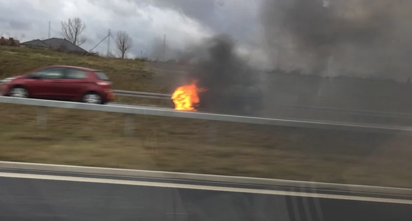 Na szosie nr 5 zapalił się samochód (zdjęcia)
