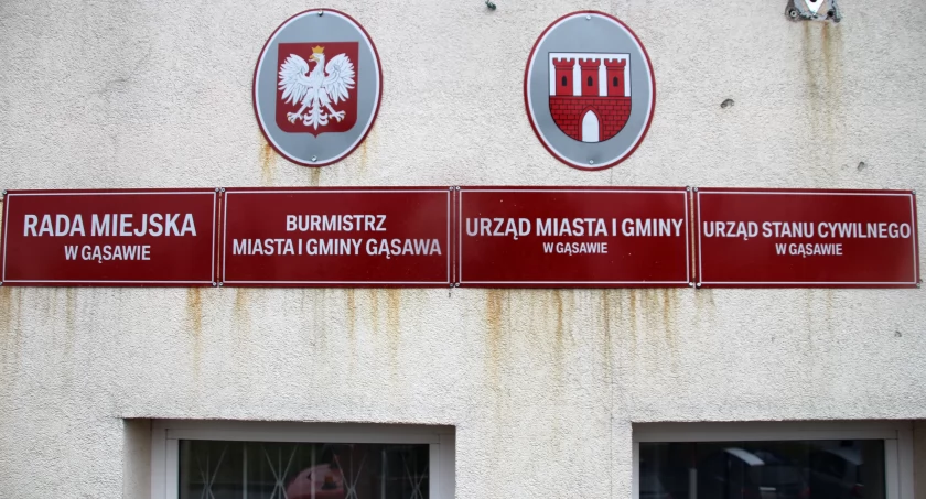 Nowe tablice na gąsawskim ratuszu zamontowane
