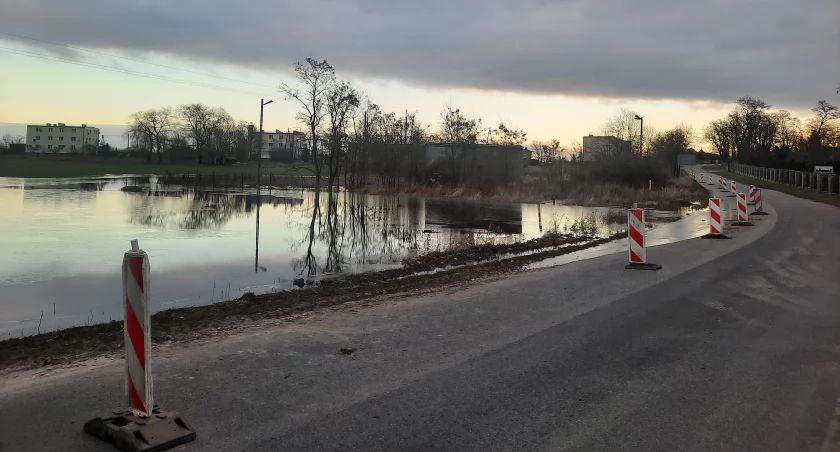 Czemu woda z pól wdarła się na drogę powiatową w Brudzyniu?