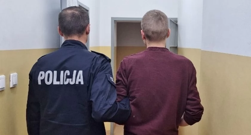 Nocą ugrzązł w ryszewskim błocie. Zachowywał się dziwnie, więc powiadomili policję