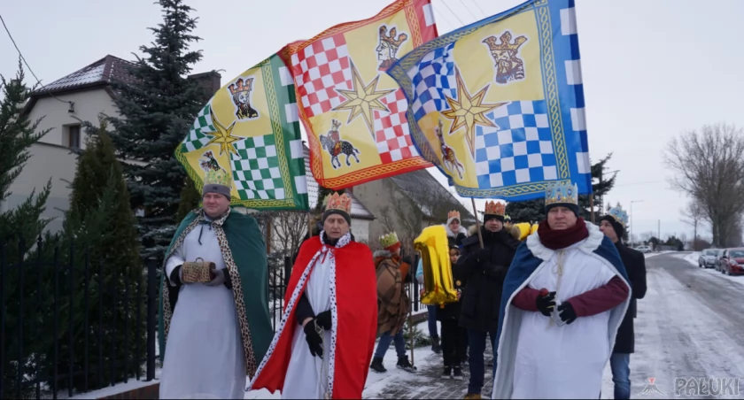 Orszak Trzech Króli w Żernikach do kościoła Narodzenia NMP (zdjęcia)