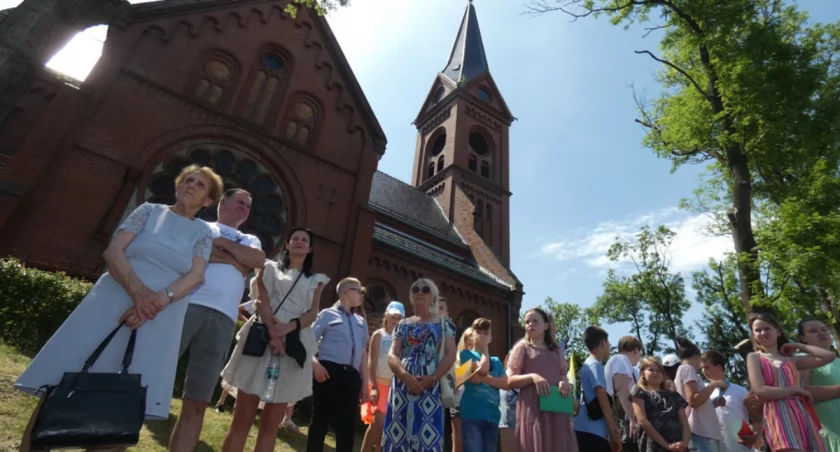 Petarda sylwestrowa zrobiła dziurę w dachu barcińskiej fary
