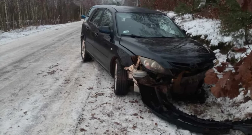 Koło Gołąbek mazda wpadła w poślizg i zderzyła się z ciągnikiem