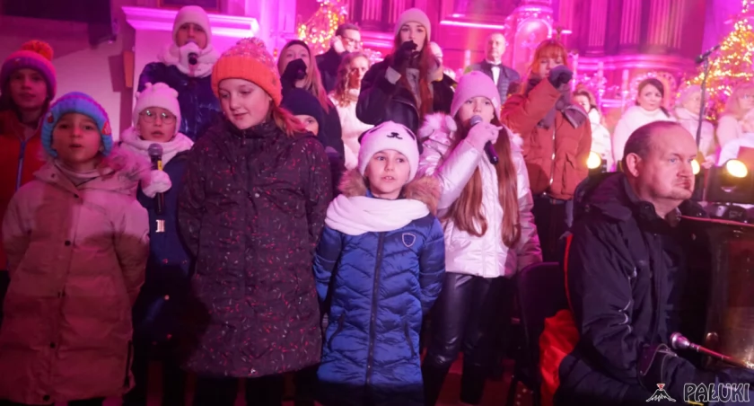 Kolędy w feeriach świateł. Koncert w kościele na łabiszyńskim wzgórzu (wideo + zdjęcia)