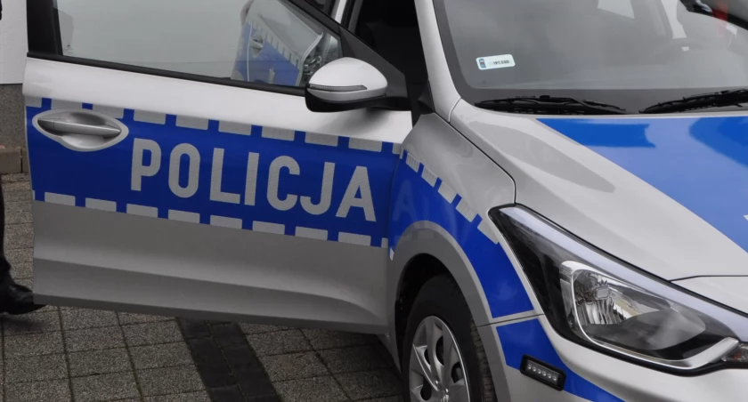 Uczeń SP w Królikowie wyskoczył przez okno. Trafił do szpitala  