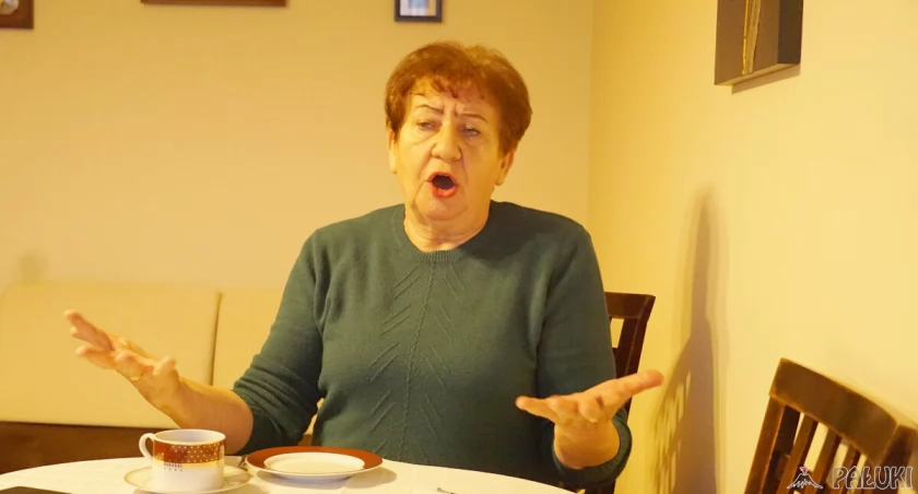 Ściany oklejone plastrami salcesonu (wideo)