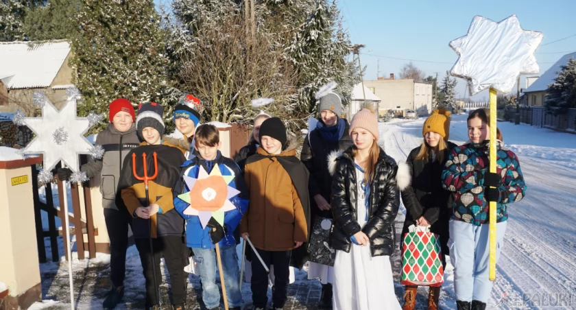  Weseli kolędnicy odwiedzali domy żerniczan. Biada temu, kto nie wpuścił ich do środka (wideo)