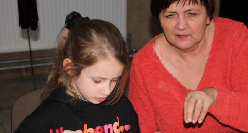 Popołudnie z babcią i dziadkiem. Przygotowywali ciasteczka i robili wspólne fotografie (zdjęcia)