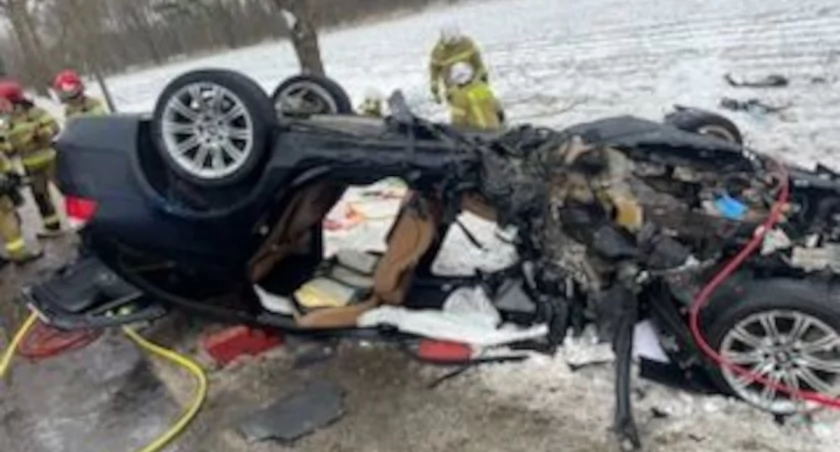 BMW dachował na drodze w Wolicach. Strażacy musieli rozcinać wrak auta, by wydostać kierowcę