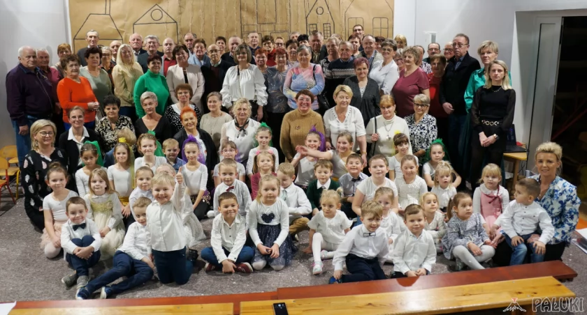 Świętowały nie tylko babcie i dziadkowie. Uczniowie SP w Żernikach przygotowali występ dla wszystkich (zdjęcia) 