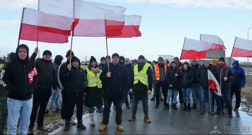 Rolnicy w Żninie uderzyli w Brukselę. Protest pod drogą ekspresową (wideo + zdjęcia)