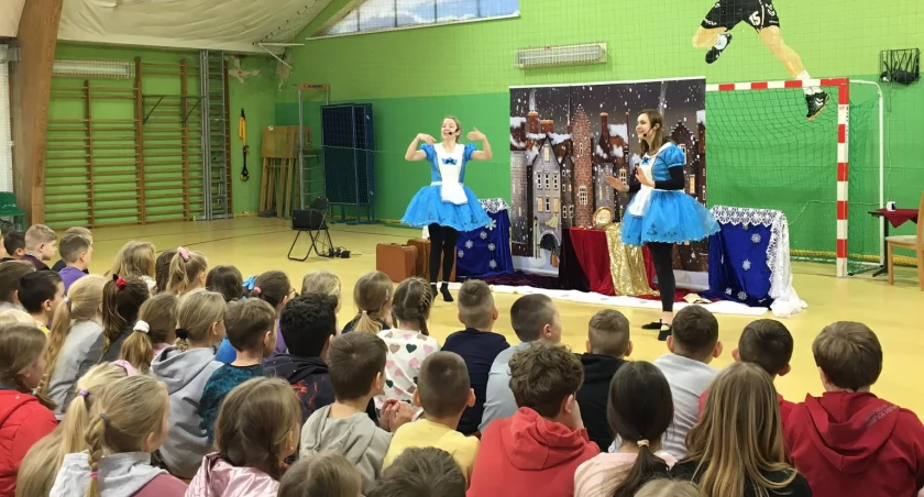 Teatr bajeczny z zimową opowieścią w szkole w Kcyni 