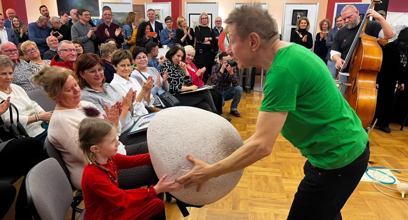 Przed wystawami w Berlinie i w Londynie oraz aukcją w Nowym Jorku - Grzegorz Pleszyński w szubińskim muzeum