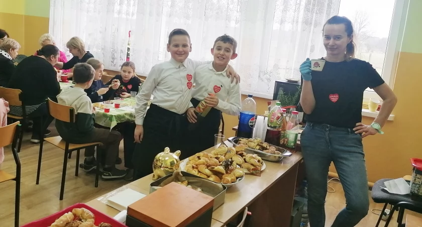 Kawa, herbata, ale najważniejsze były rogaliki - kawiarenka WOŚP w Ojrzanowie