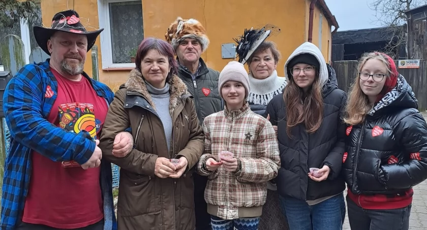 Strażnicy Kurhanu wsparci przez Owocowy Ogród z Łabiszyna kwestowali w Złotowie