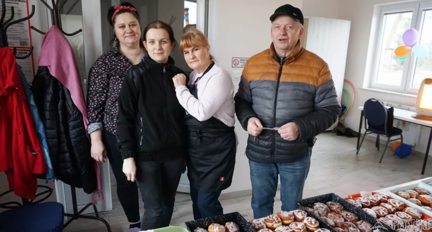 Tonowianki osłodziły życie mieszkańcom. Usmażyły 450 pysznych pączków