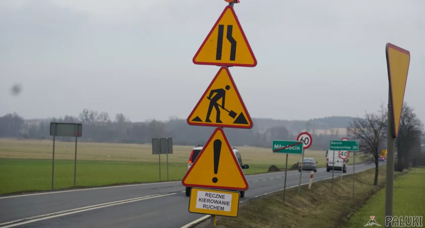 Ręczne kierowanie ruchem w Młodocinie. Ruszają prace na drodze Żnin - Barcin