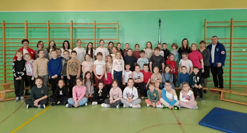 Łabiszyńskie wolontariuszki PCK uczyły młodych piechcinian, jak ratować ludzkie życie (zdjęcia)