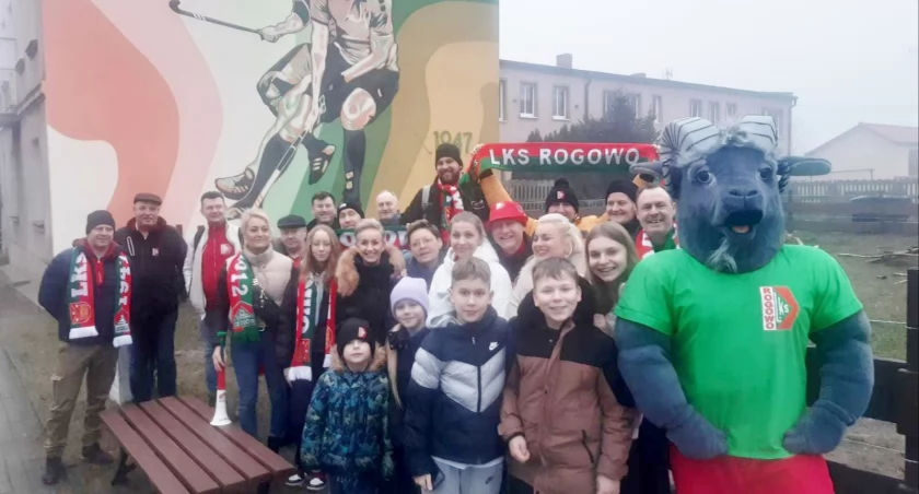 Maskotka LKS Rogowo zrobiła furorę na pierwszym wyjeździe. Przyniosła szczęście drużynie seniorów