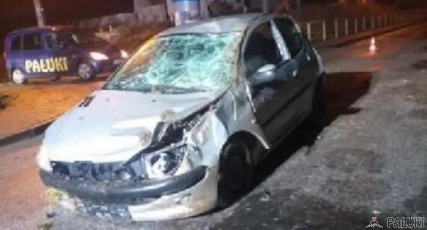 Peugeot uderzył w skarpę na ul. Leśnej. Kierowca był nietrzeźwy