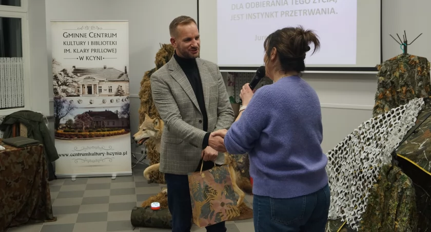 Niezwykła pasja i niezwykły wykład o wilkach, który zapełnił salę Centrum Kultury w Kcyni 