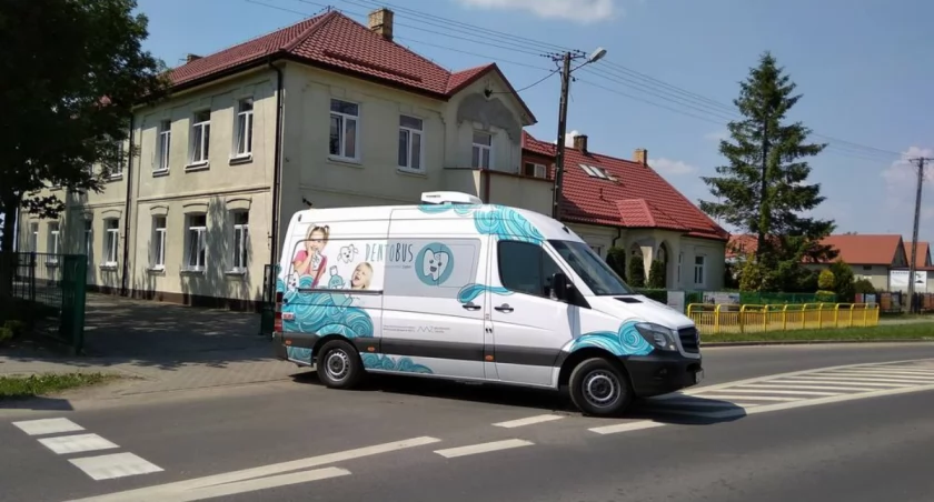 Coraz więcej dzieci w wieku szkolnym ma próchnicę - dentobus ma być wypełnieniem tej dziury