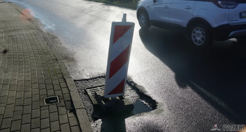 Studzienka na Pałuckiej jest niedrożna od wielu lat.  Drogi Powiatowe bezradne - czekają na odwodnienie ul. Bocznej