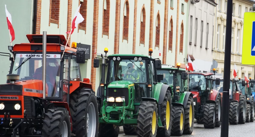 Przejazd rolników przez ulicę 700-lecia w Żninie (wideo)