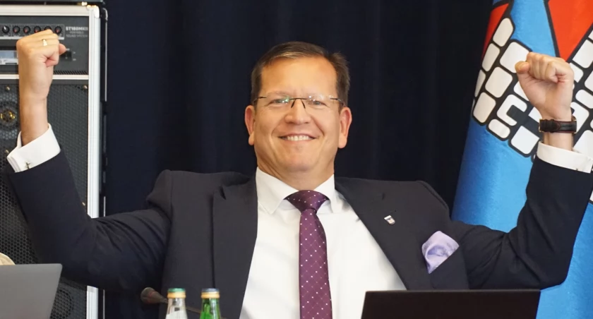 Robert Luchowski może odetchnąć. Wieszanie z dziećmi bombek z podnośnika nie było przestępstwem
