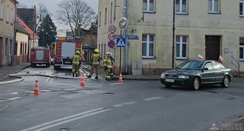 Zalane piwnice kamienicy, wjazd na ul. Kościelną zamknięty (zdjęcia)