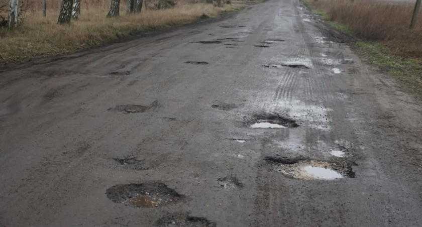 Droga w Pturku jak po przejeździe dywizji pancernej (wideo + zdjęcia)