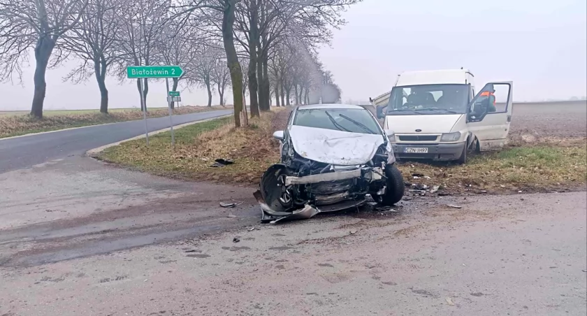 Zdarzenie drogowe na skrzyżowaniu dróg powiatowych w Murczynie. Pasażer busa w szpitalu