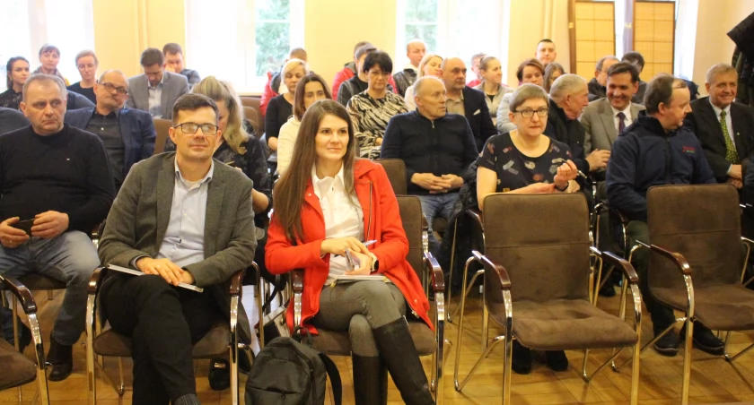 Inwestorzy atakują, samorząd się broni. Wiatrakowe konsultacje w Kcyni