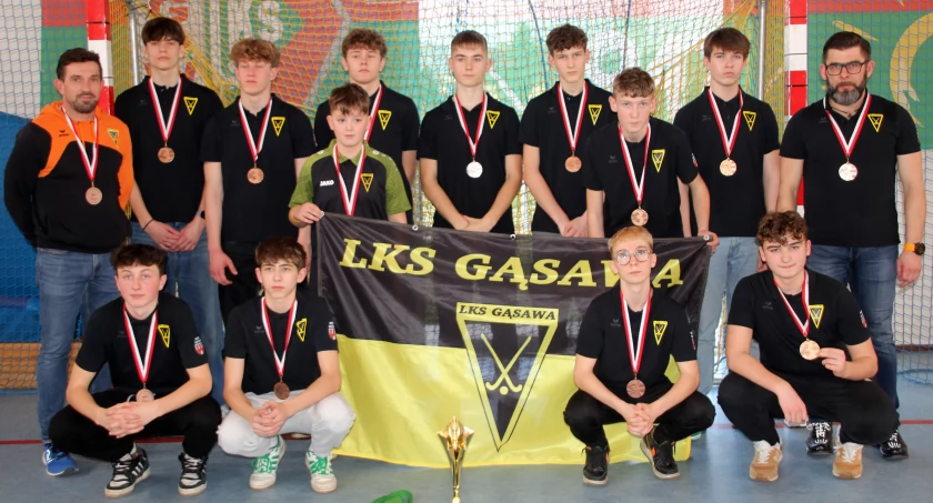 Juniorzy młodsi LKS Gąsawa brązowymi medalistami mistrzostw Polski, Adam Jeździkowski najlepszym obrońcą mistrzostw
