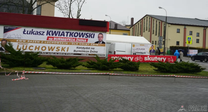 Wjazd na parking przy orlenie zwężony. Czy po to, aby nie zasłaniać kandydatów na burmistrza Żnina?