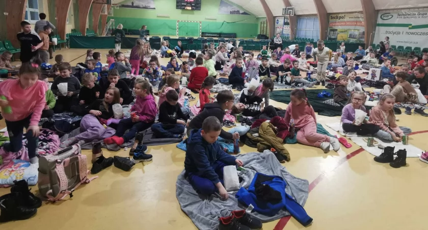 Kino w szkole? To możliwe! Ponad 100 najmłodszych uczniów SP w Kcyni spędziło czwartkowy wieczór na sali sportowej. 
